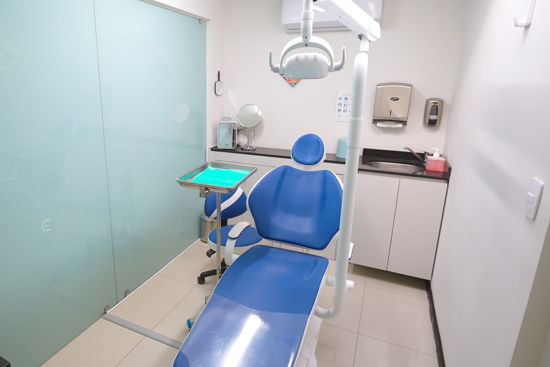 Cabina de aplicaciones con equipamiento especializado y ambiente profesional