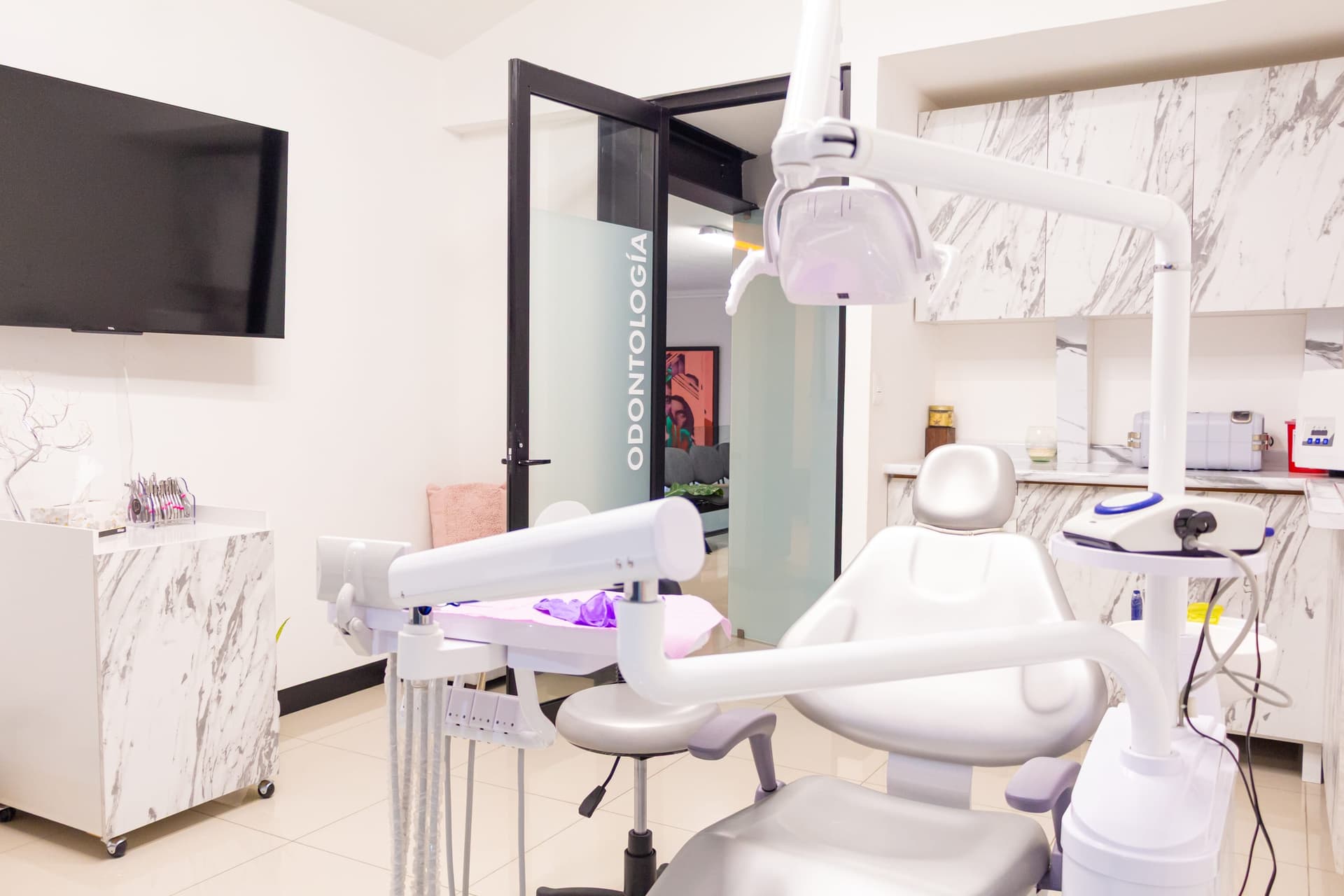 Consultorio dental moderno con unidad odontológica y equipo completo