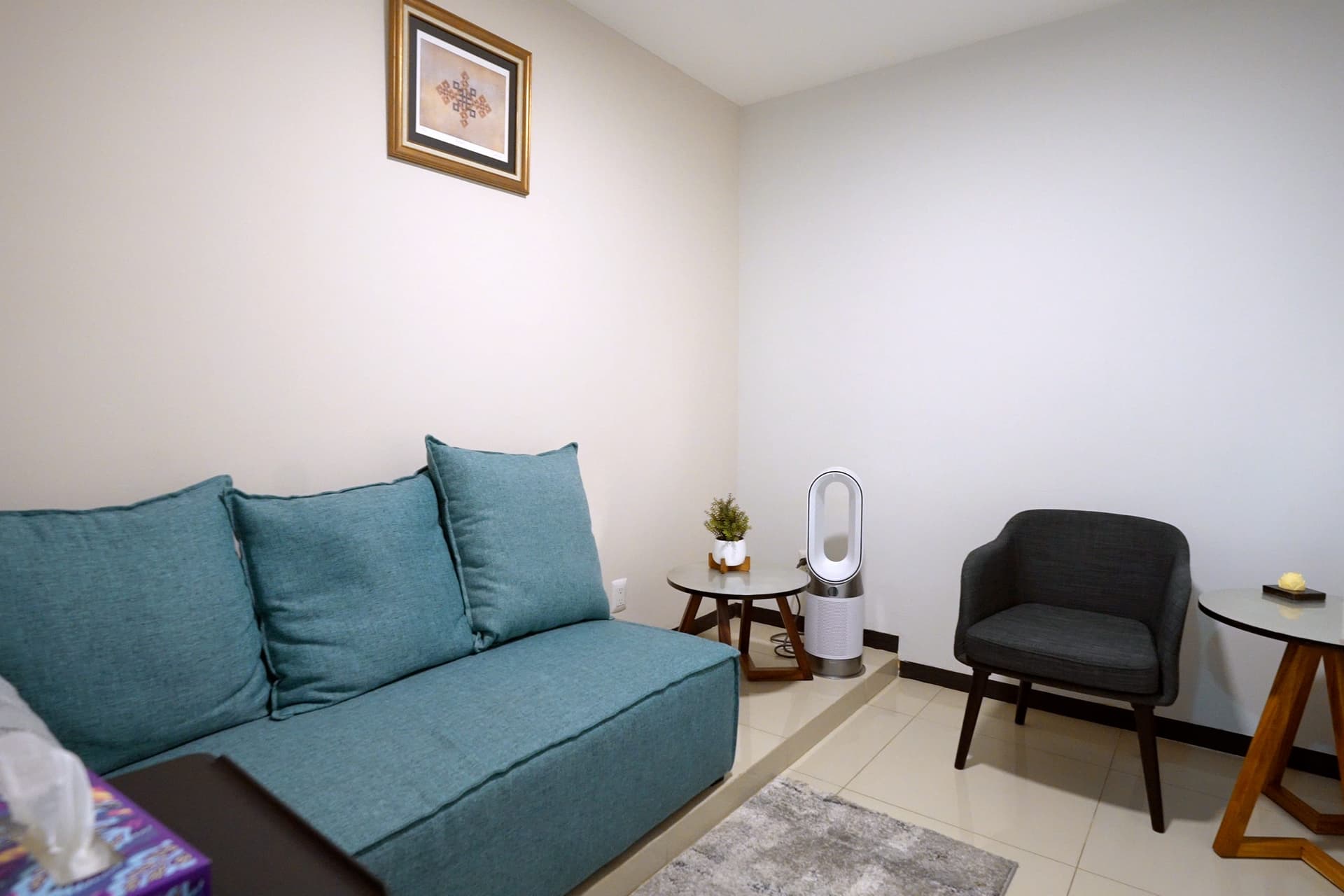 Consultorio de Salud Mental cómodo y acogedor, diseñado para terapia y bienestar