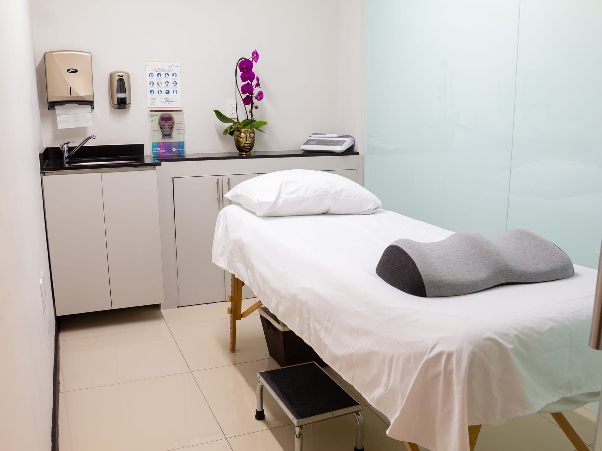 Área de Fisioterapia amplia con equipamiento especializado para rehabilitación